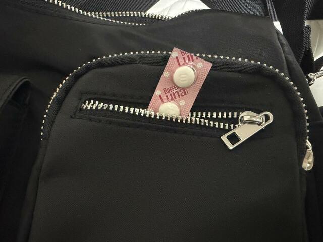 【GU アウトポケットショルダーバッグ+E】ファスナー付きポケットは特に細かい物の収納にぴったりです◎