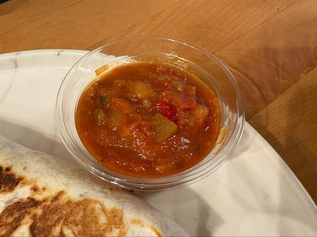 【コストコ チキンケサディーヤ】サルサはピリ辛で爽やかさの中にキリッと辛味があり、大人のおつまみにぴったり！