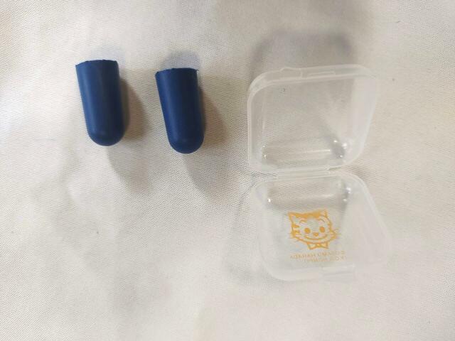 耳栓は落ち着いたネイビー