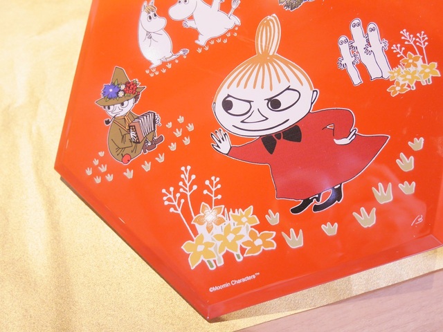 おせち・二段重「ムーミン」|六角形の可愛いお重!リトルミイのイラストが印象的です