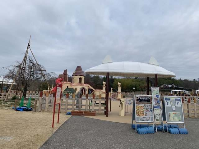 「猫の城遊具」