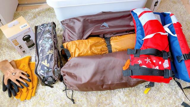 【無印良品 ポリプロピレン頑丈収納ボックス 大 50L】折り畳みテーブル、折り畳みイス×2、一人用テント、作業用手袋×2、ランタン、子供用ライフジャケットが収納できました