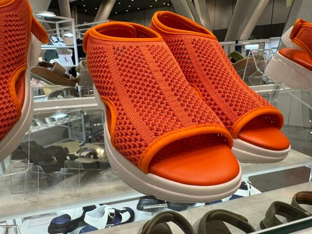 【ワークマン オープントゥニットサンダル】足元を爽やかに保つ通気性の良い作り。ネイルも映えそう