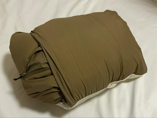 【ワークマン WEB限定 レディースディアテックスマルチウォームポンチョ】ポンチョをポケットに入れ込みながらポケットを裏返し、形を整えて完成！