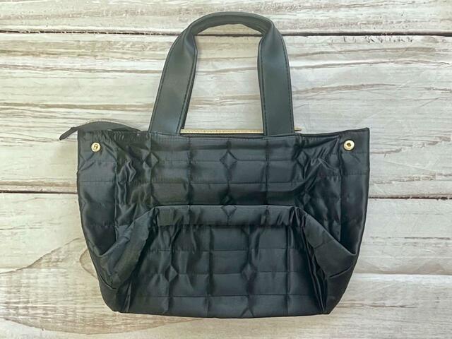 バックはシンプルなデザイン