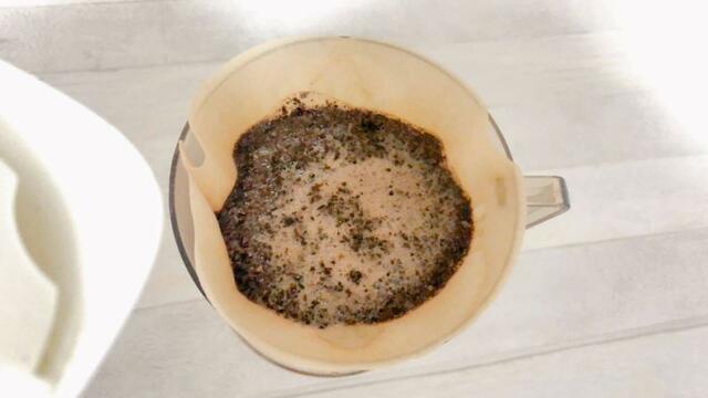 【MonoMaster（モノマスター）5月号特別付録はスヌーピーデザインのコーヒーミルとミニ缶】お湯を注ぐといい香りがしてきます。