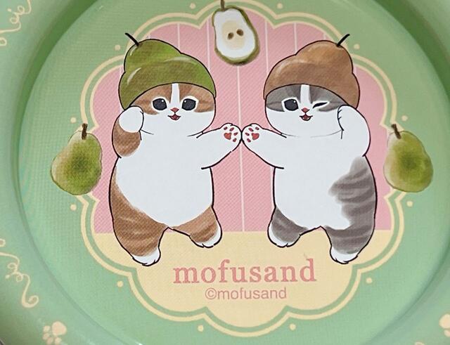 ウィンクをしている表情がたまりません…!少し浮いた足もかわいい〜!