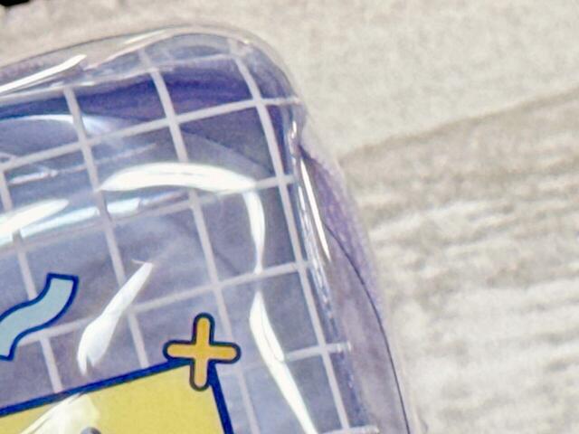 【ちいかわ DAISO限定デザイン】「マチ付きビニールポーチ ちいかわ」素材は塩化ビニル樹脂。フロントはクリアラベンダーカラーのチェック柄♪