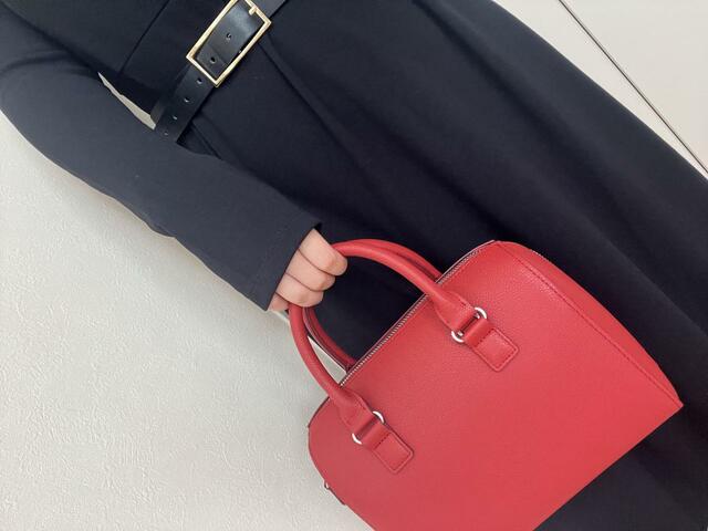 【ユニクロ レザータッチ2WAYボストンバッグ】シックなコーディネートにもカジュアルなコーディネートにも合わせられます