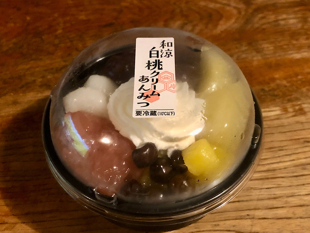 【シャトレーゼ　和涼白桃クリームあんみつ】白桃やマンゴーといった彩豊かなフルーツのシロップ漬け、直炊き粒餡、塩豆とホイップクリームをふんだんにあしらったクリームあんみつ