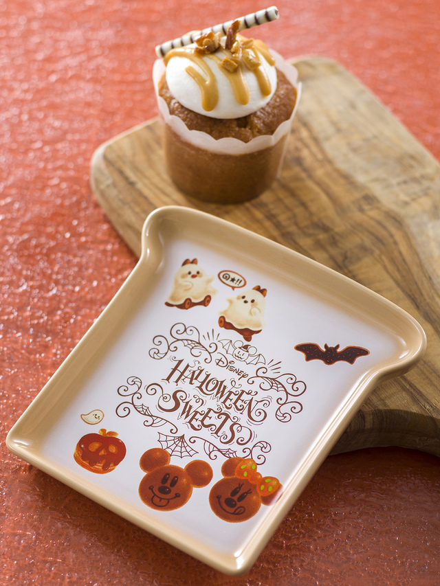 アーモンドキャラメルマフィン、スーベニアプレート付き 780円｜スウィートハート・カフェ｜東京ディズニーランド「ディズニー・ハロウィーン」2018