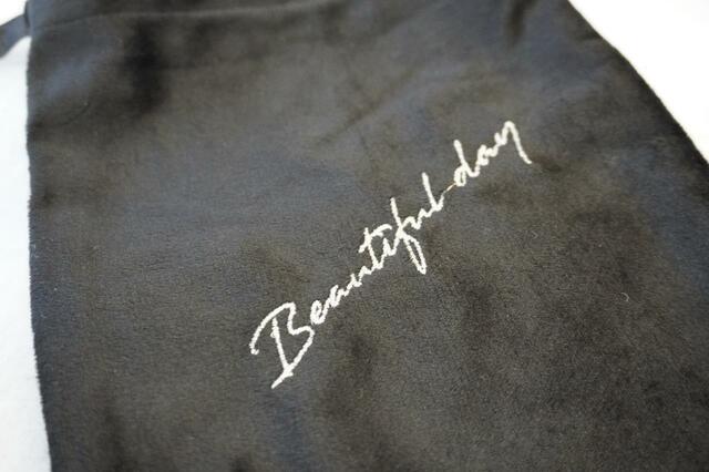 シルバーの刺しゅう入り【ダイソー　ベロア風刺繍巾着】