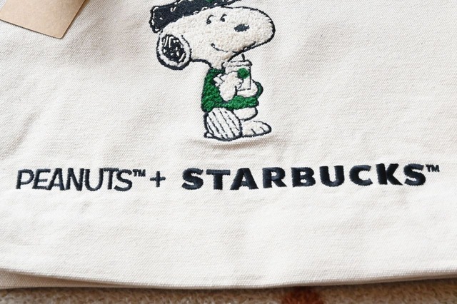 【PEANUTS™＋STARBUCKS™「PEANUTS トートバッグ」】前面に施されたダブルロゴ