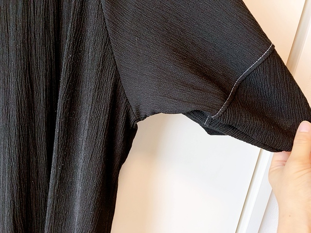 【ファッションセンターしまむら Blue Strive ワンピース】脇のところに水を染み込ませてみましたが目立つ変色はなし。汗っかきさんでも汗じみを気にせず着られそう!