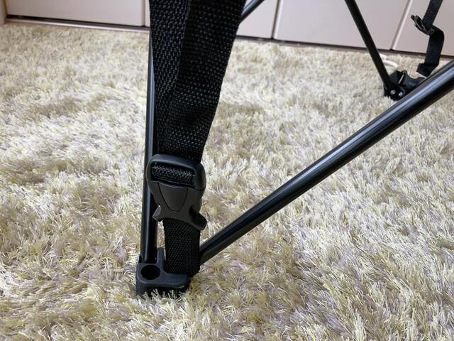 【ダイソー コンパクトテーブル（ブラック）】足元に付いているバックルを留めると安定する