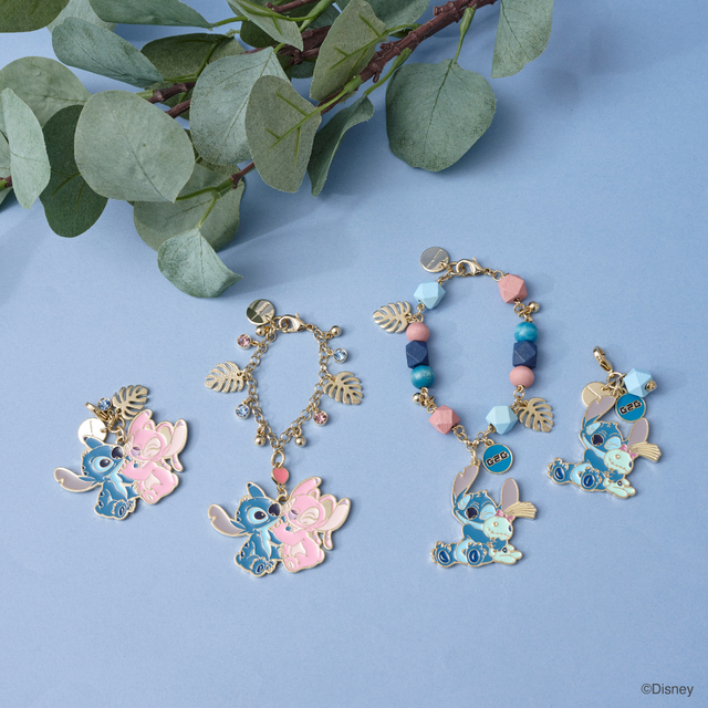 バッグチャーム(スティッチ・エンジェル) 6,050円、ファスナーチャーム 4,400円｜サマンサタバサ『リロ&スティッチ』コレクション