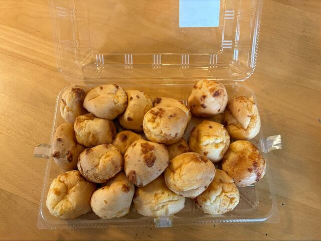 【ロピア ポンデケージョ】蓋を開けるとふっくらとしたポンデケージョが20個ぎっしり、この圧巻の量感が1個あたり約48円というコスパの説得力を高めてくれます!