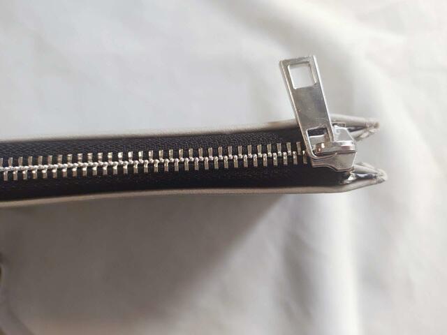 ポーチはファスナー式