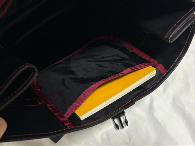 【モンベル　タフトートM】A5サイズが入る小さなポケットもついています◎