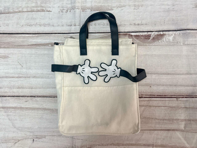 ミッキーがバッグをぎゅっと抱いているようなデザイン！