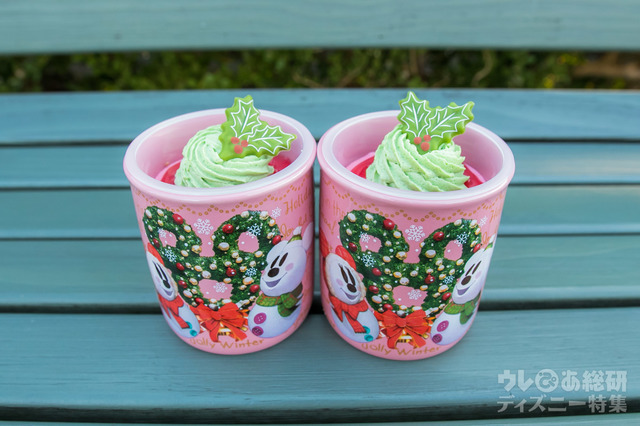 ペアで置くとかわいい｜ラズベリー＆チョコレートムース、スーベニアカップ付き 1個750円｜東京ディズニーランド