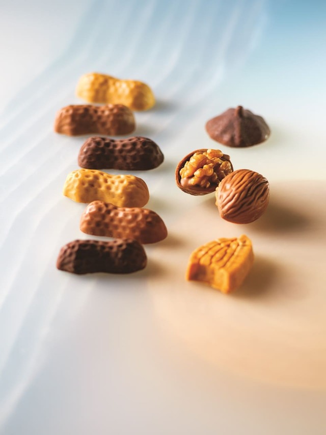 【高島屋 アムール・デュ・ショコラ】「ラ ペーニャ ドゥルセ」1ピーナッツプラリネ（10個入）3,564円2バスクアソートボックス（9個入）3,456円