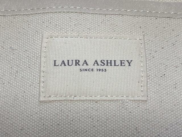 ポケットにブランドロゴタグ付き