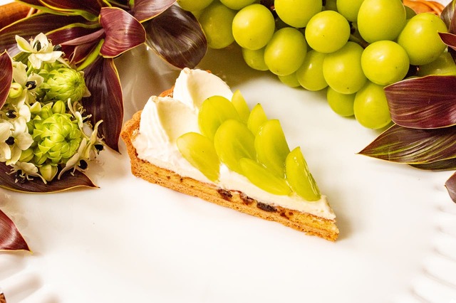 【葡萄とレアチーズのタルト～ はちみつの香り～】みずみずしい葡萄とレアチーズの濃厚な味わい！