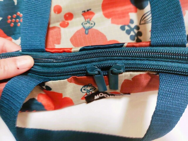 上下にファスナーがついている