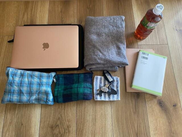 【GLOBAL WORK　PU2WAYショルダーM】14インチノートPC、500mlペットボトル、ハードカバーの本、ガジェットポーチなど、普段の仕事道具を入れてみると…⇒