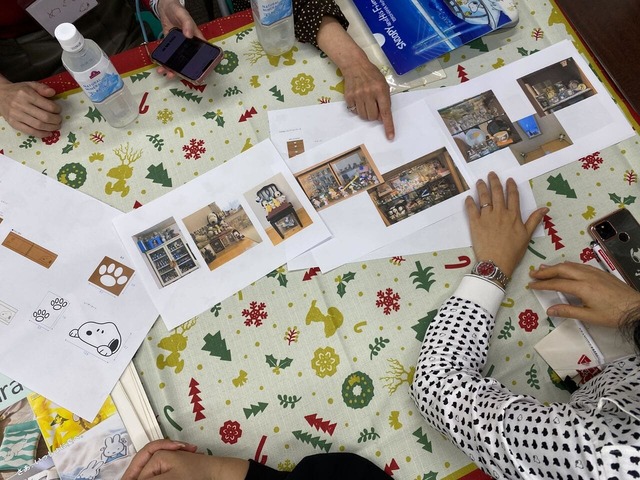 【スヌーピー×ベルメゾン】座談会を行い、コレクション収納方法について具体的な情報やアイデアを出し合う様子