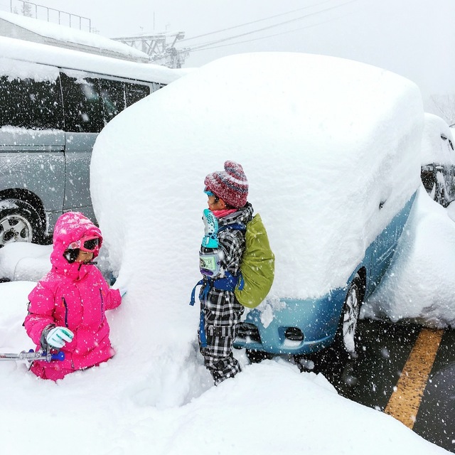 みつまたステーションに降りたら、車に1mの積雪