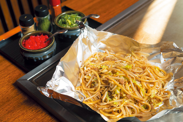 葱塩ハンバーグ＆鉄板焼き 200℃（大阪／平野）　選べるやきそば 525円 塩ダレとよく絡むように作られた、オリジナル平打麺を使った自慢の塩焼きそば。持ち帰り可。