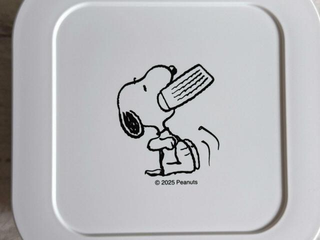 フードボウルを口に咥えているスヌーピーのイラストがなんともキュート！