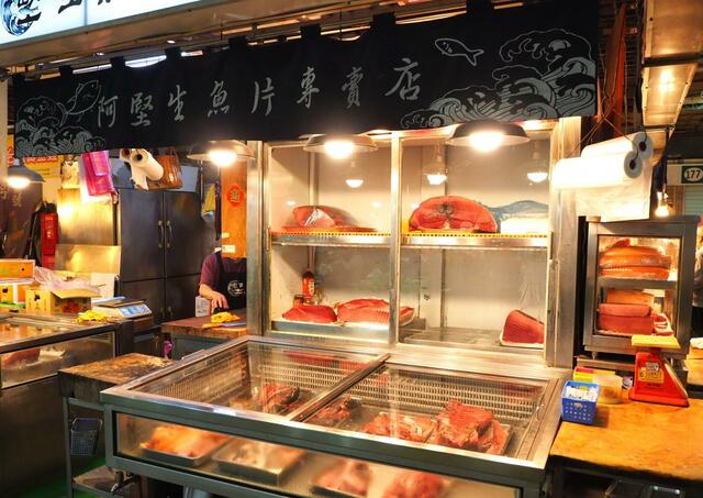 【台湾食べ歩きの旅 #7】羅東の朝市に店舗を構える「阿堅生魚片専売店」には、新鮮な黒マグロがきれいに陳列されている