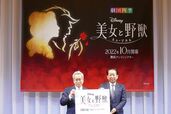 ディズニーミュージカル『美女と野獣』舞浜公演の製作発表会見にて、株式会社オリエンタルランド代表取締役社長兼COOの吉田謙次氏（右）と、劇団四季（四季株式会社）代表取締役社長の吉田智誉樹氏（左）