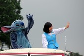 沿道に手を振る“いい子”なスティッチ と 2015-2016年 東京ディズニーリゾート・アンバサダー 今枝 李衣奈さん