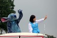 沿道に手を振る“いい子”なスティッチ と 2015-2016年 東京ディズニーリゾート・アンバサダー 今枝 李衣奈さん