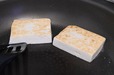 【豆腐どーん！】豆腐半丁をさらに半分に切ってフライパンで焼きます