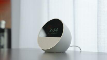 Echo Spot」は機能も見た目もとにかくミニマル。表示しすぎない