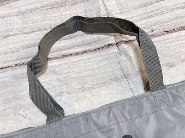 持ち手は長めなので肩がけがラクラク可能！