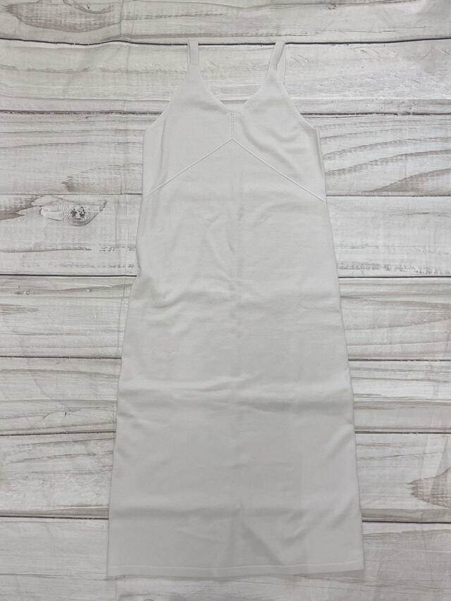 キャミソールドレスは程よくゆとりのあるサイズ感