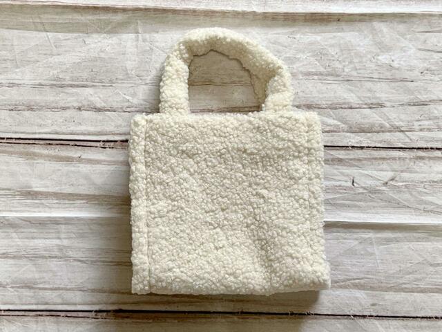 バックはシンプルな無地