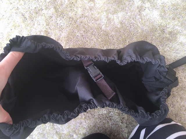 【ファムベリー ベビーカーアンダーバッグ】バックルを留めれば中身が飛び出さない