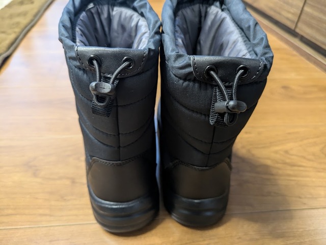 【ワークマン　防寒ブーツ ケベック】筒周りを絞れるドローコードは後ろ側に配置されているので、横から見たときもスッキリ◎