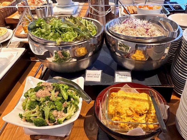 【ヴィラッツァ ドゥエ】（左上から時計回り）グルーンサラダ、コールスロー、パンプキンサラダ、ツナとブロッコリー