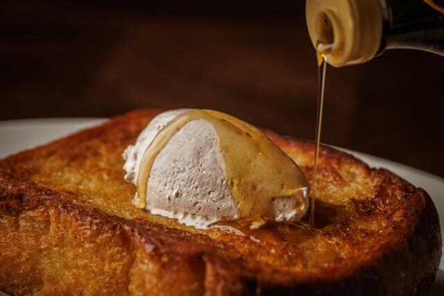 「メルトメープルフレンチトースト」＜期間：2025年10月16日～11月30日＞【焼きたてパンが食べ放題！焼きたてパン＆紅茶が楽しめる“MONDOのベーカリービュッフェ”に秋メニューが新登場！】