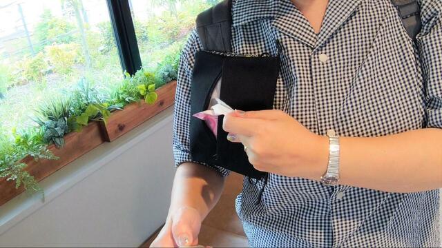 【KiU エチケットポーチ】ウエットティッシュを引き出してみる