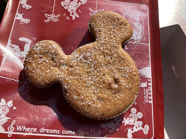 こちらは「レモンティー&ラズベリーマフィン」380円。表面の質感に特徴がありますね。