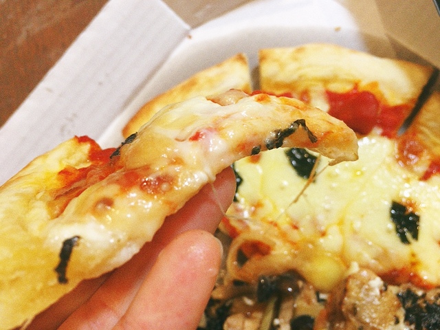 【ココス 本格ピッツァ マルゲリータ&テリヤキチキン】チーズが濃厚！